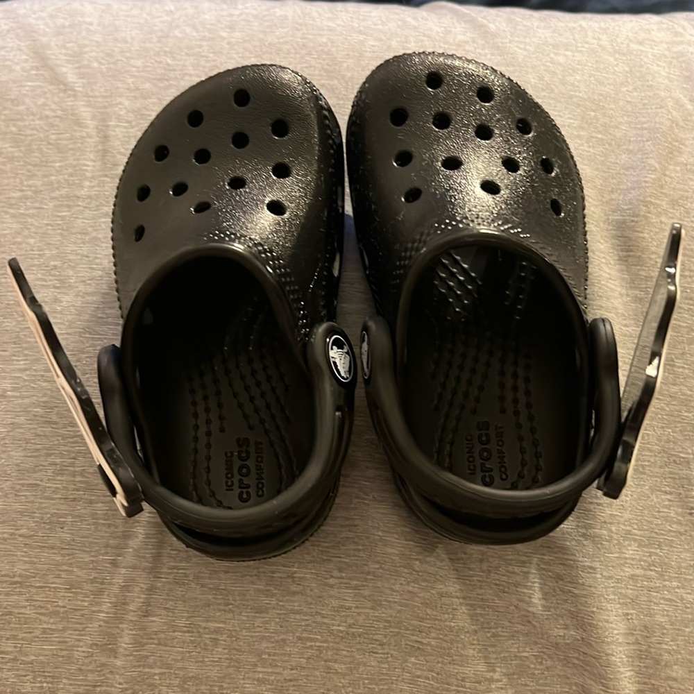 Blk/White toddler CROCS , size 6

🕺🏻ALL SALES FINAL🕺🏻